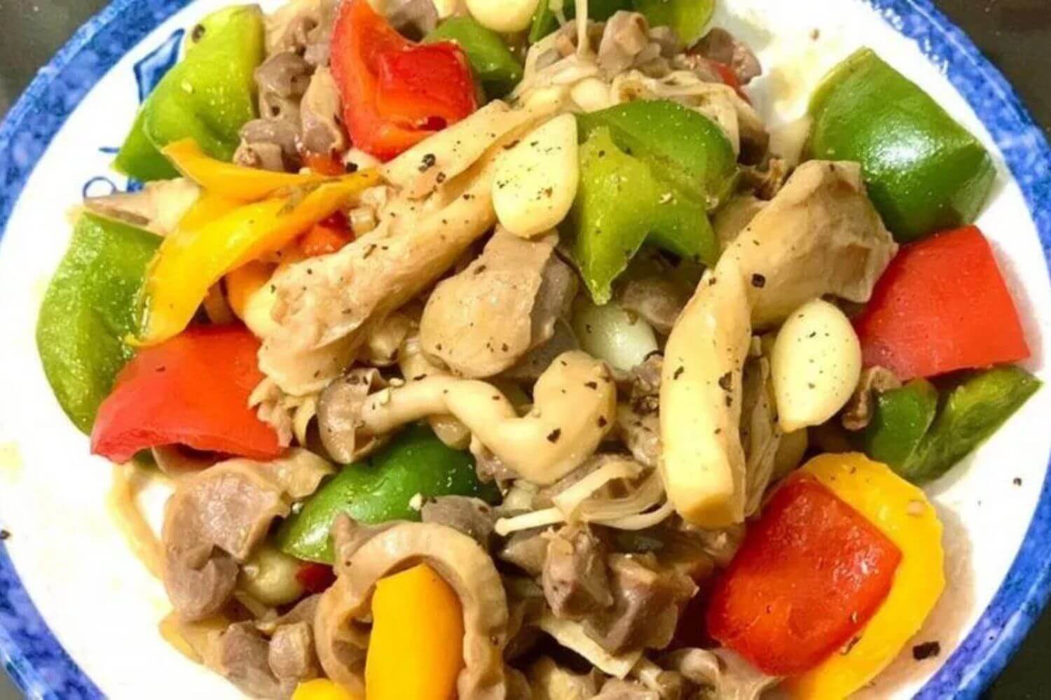 Ức gà xào nấm ớt chuông Ức gà xào nấm ớt chuông